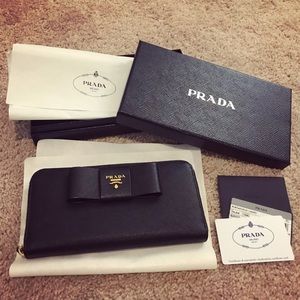 💯 Authentic Prada Wallet